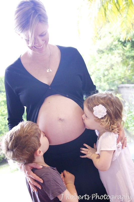 Siblings kissing pregnant belly - pregnancy portraits sydney